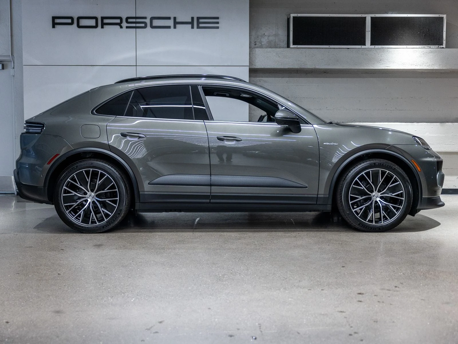 2025 Porsche Macan Electric (XAB), 9/20