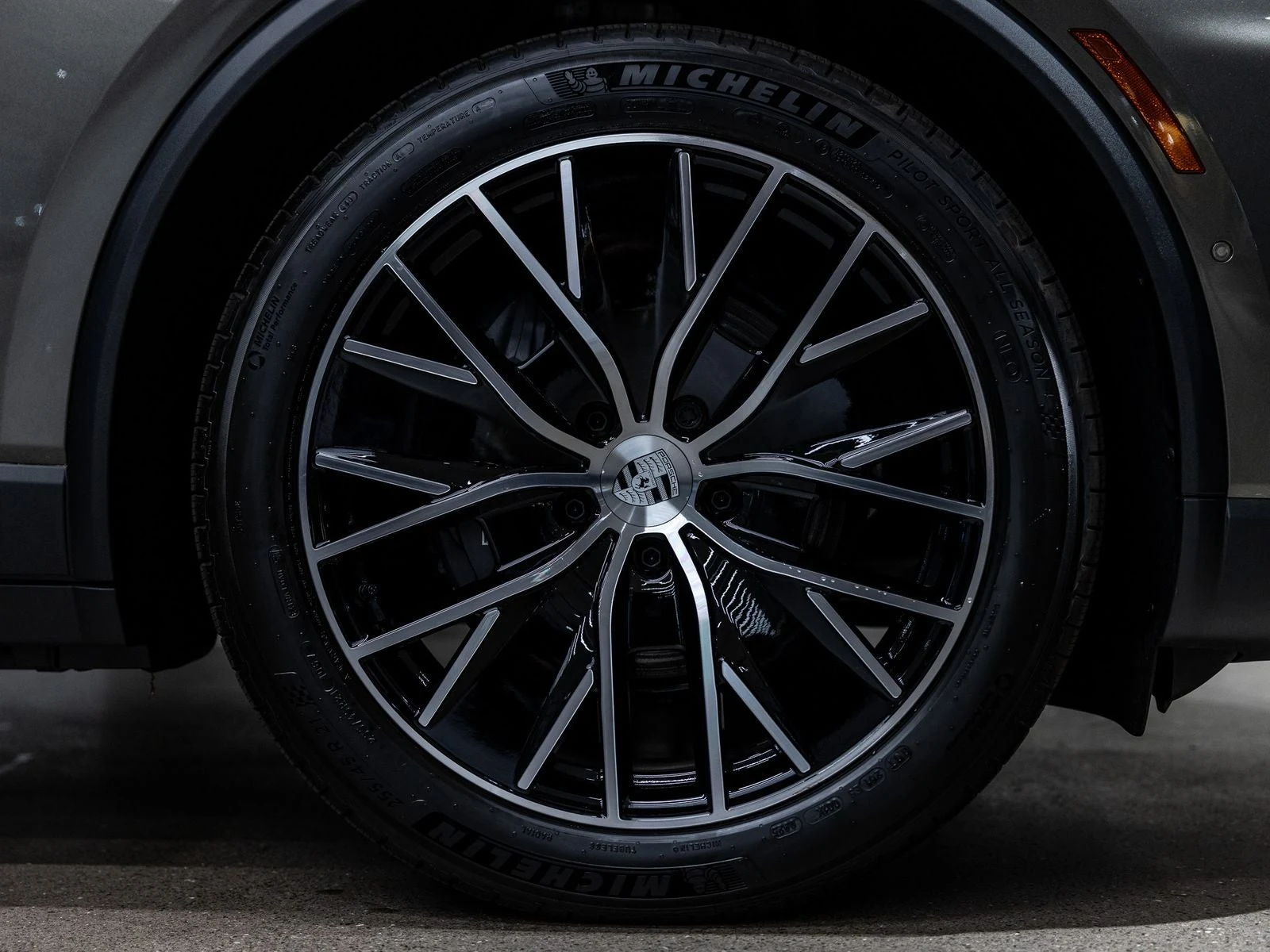 2025 Porsche Macan Electric (XAB), 19/20