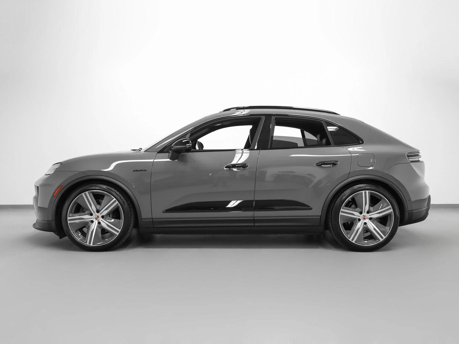 2025 Porsche Macan 4S Electric (XAB), 2/20