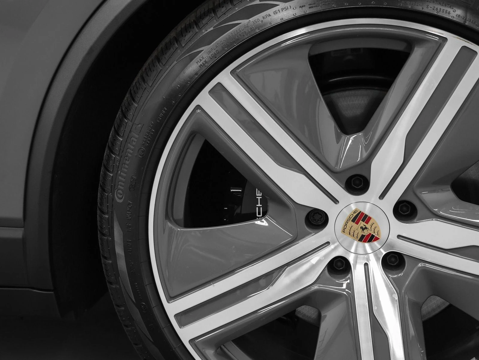 2025 Porsche Macan 4S Electric (XAB), 17/20