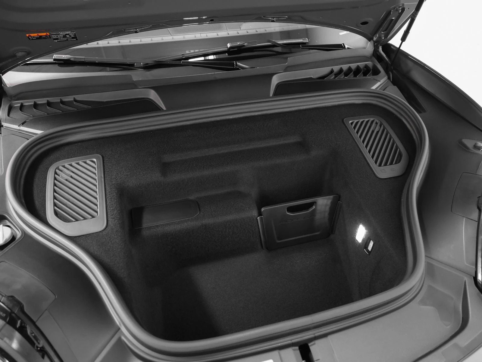 2025 Porsche Macan 4S Electric (XAB), 18/20