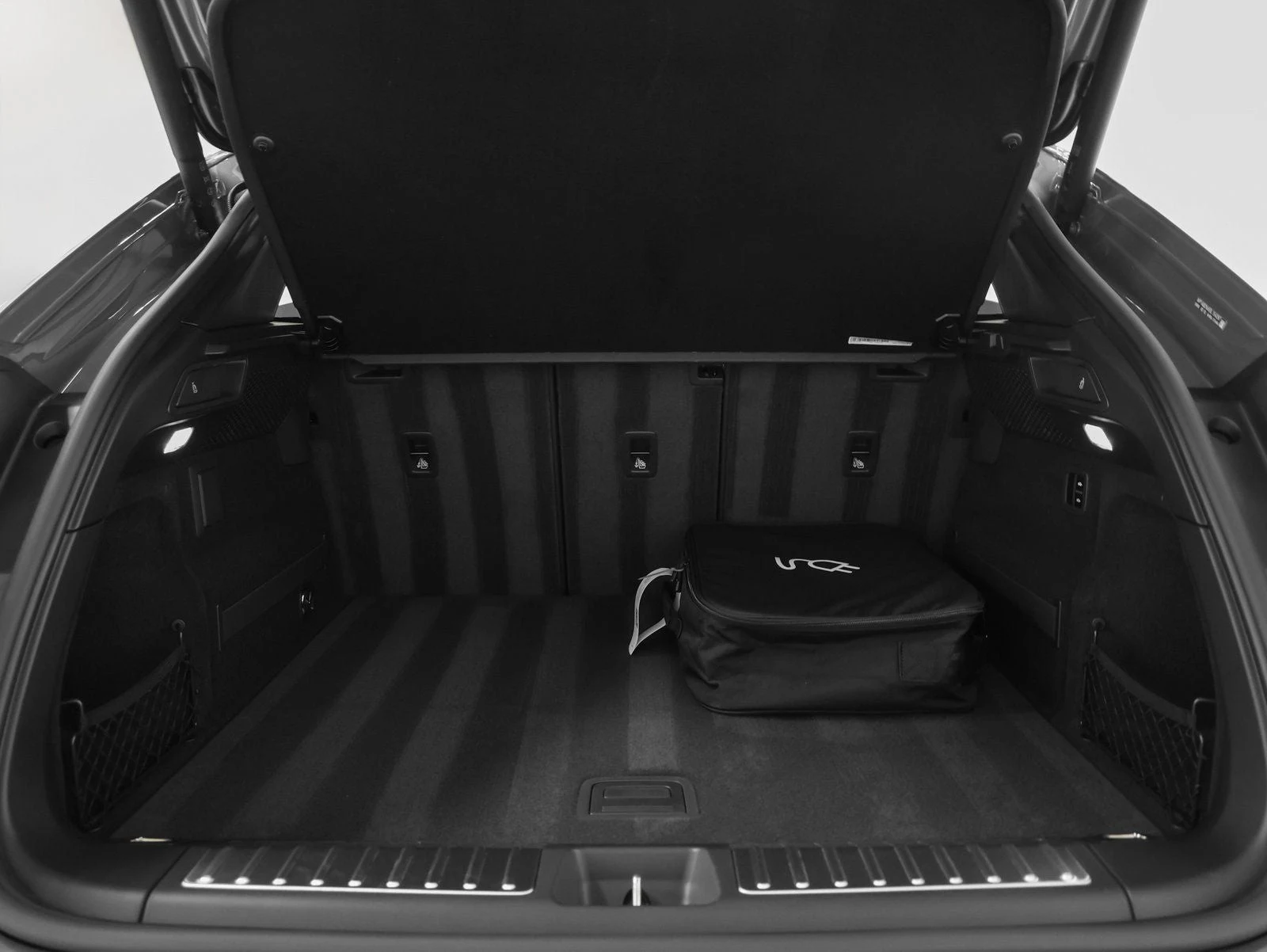 2025 Porsche Macan 4S Electric (XAB), 19/20