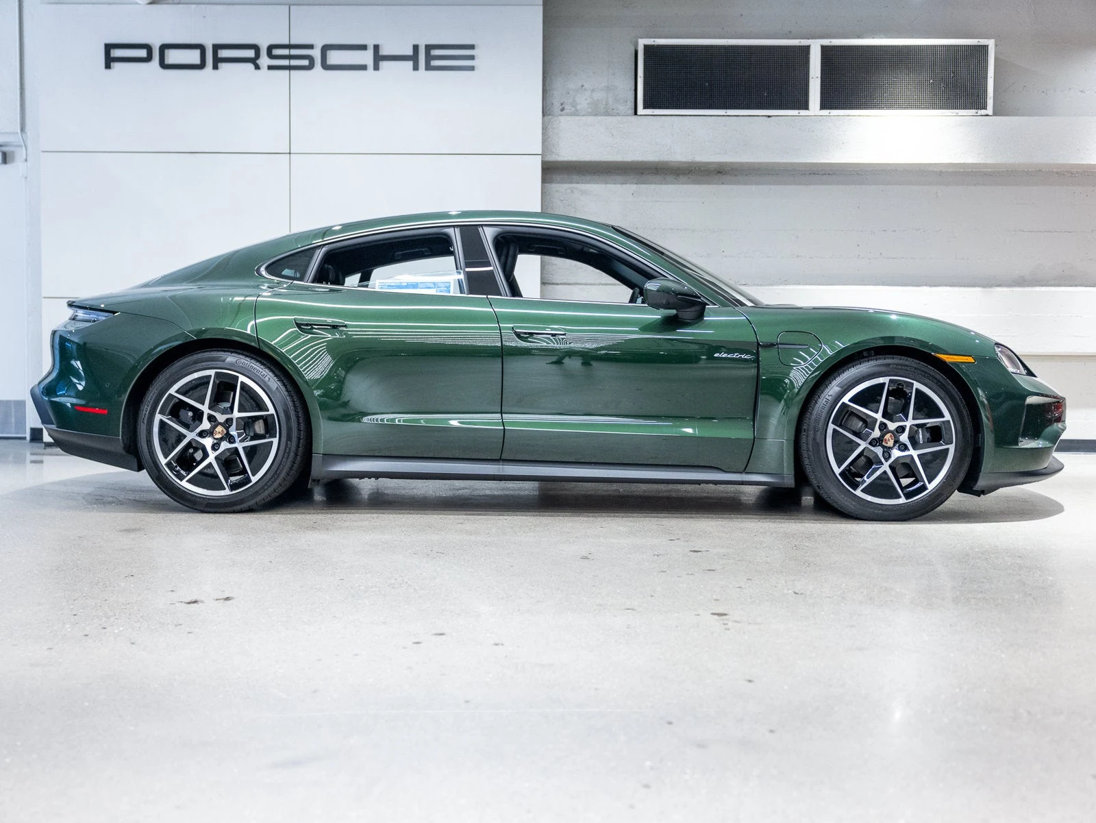 2026 Porsche Taycan 4 Sedan (2025 Update), 16/20