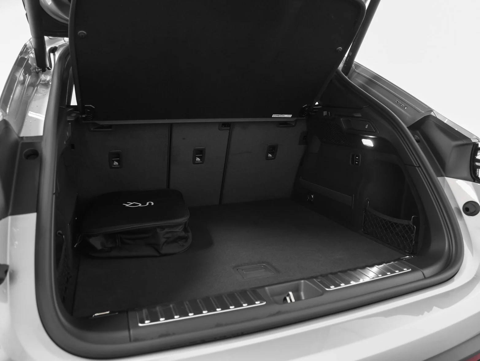 2026 Porsche Macan 4 Electric (XAB), 17/20