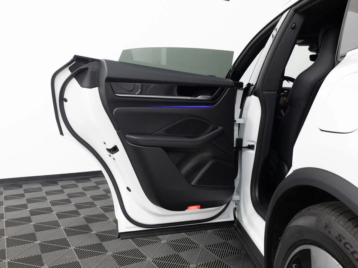 2026 Porsche Macan 4 Electric (XAB), 19/20