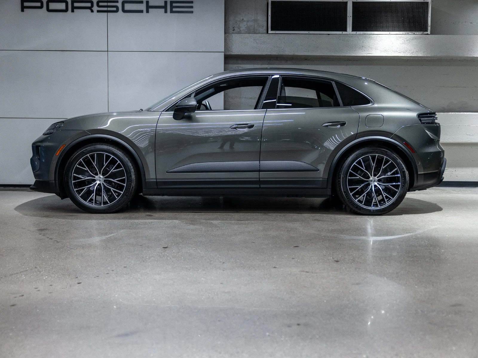 2026 Porsche Macan 4 Electric (XAB), 2/20
