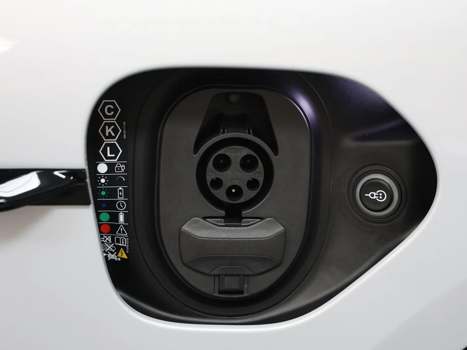 2026 Porsche Taycan 4 Sedan (2025 Update), 14/20