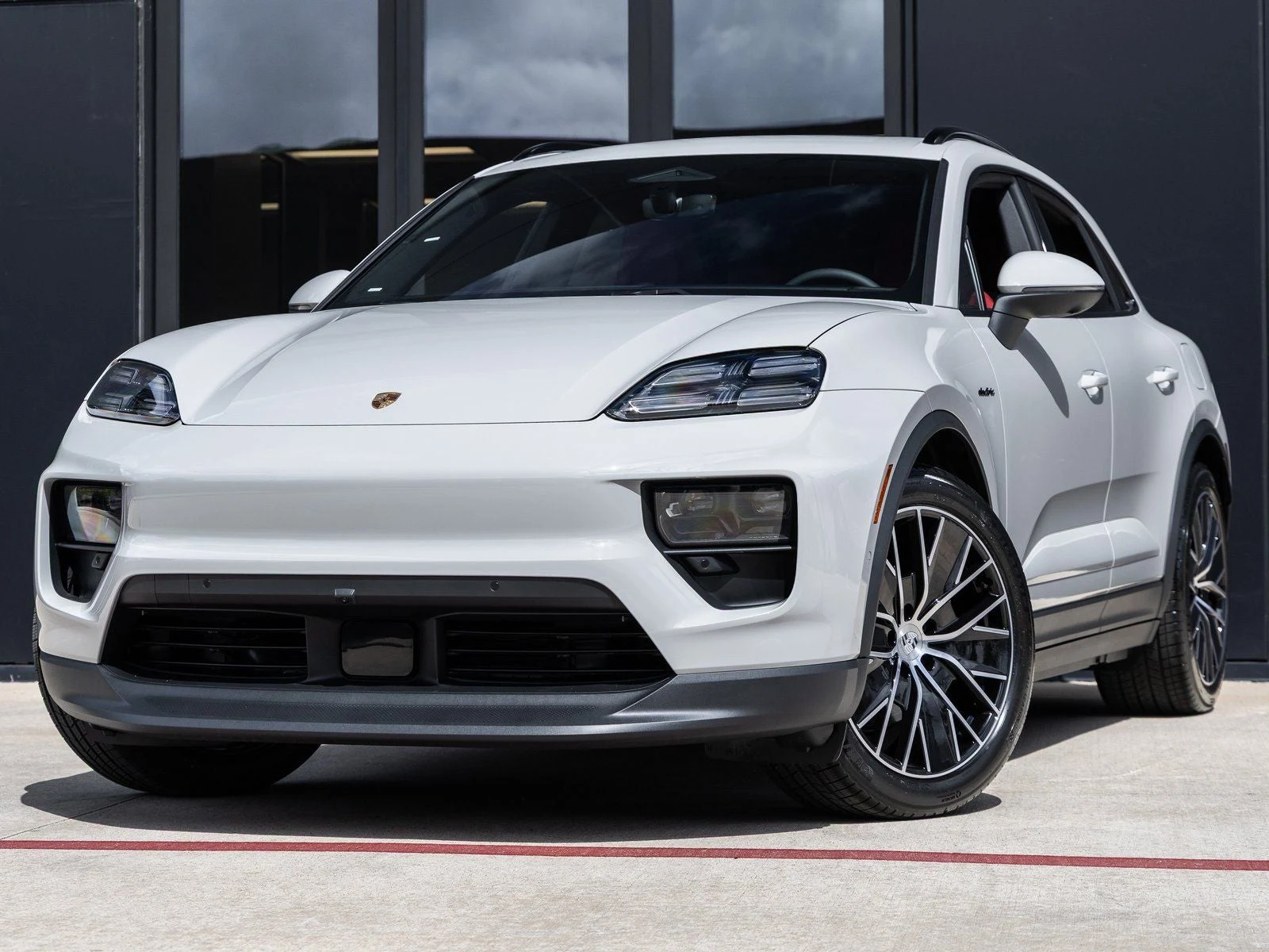 Porsche Macan 4 Electric (XAB) · Chalk · Indigo Auto Group