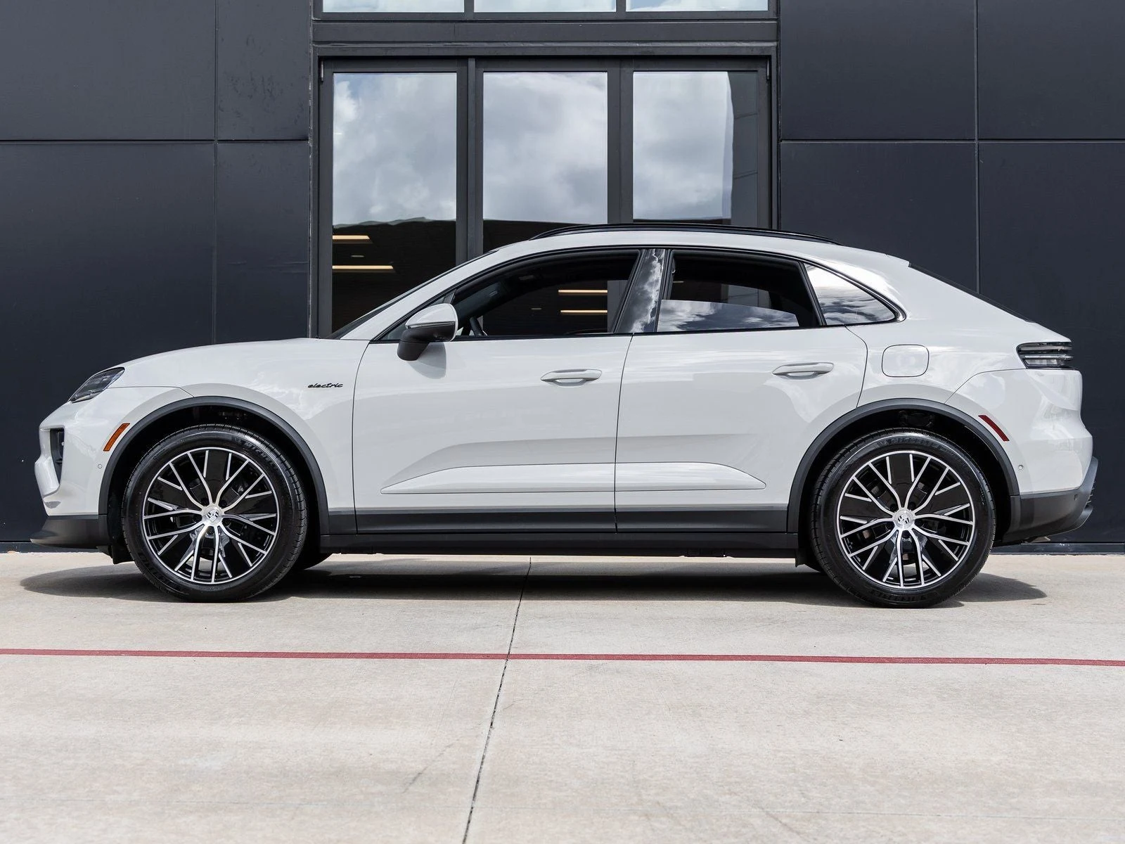 2026 Porsche Macan 4 Electric (XAB), 2/20