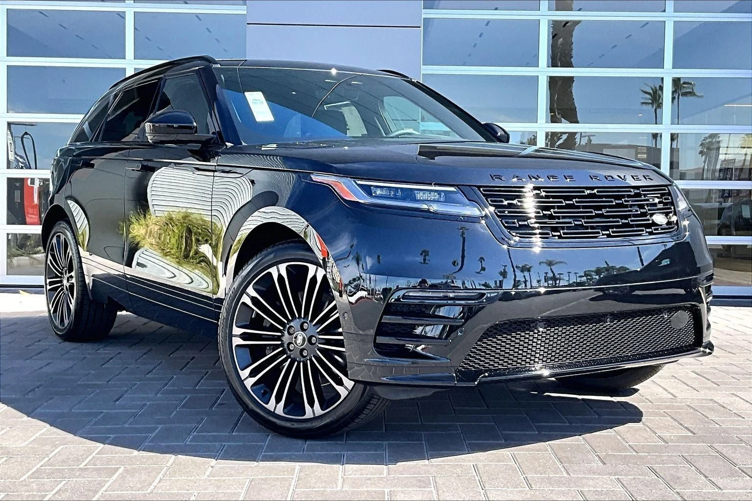 2026 Land Rover Range Rover Velar Dynamic SE (L560), 2/14