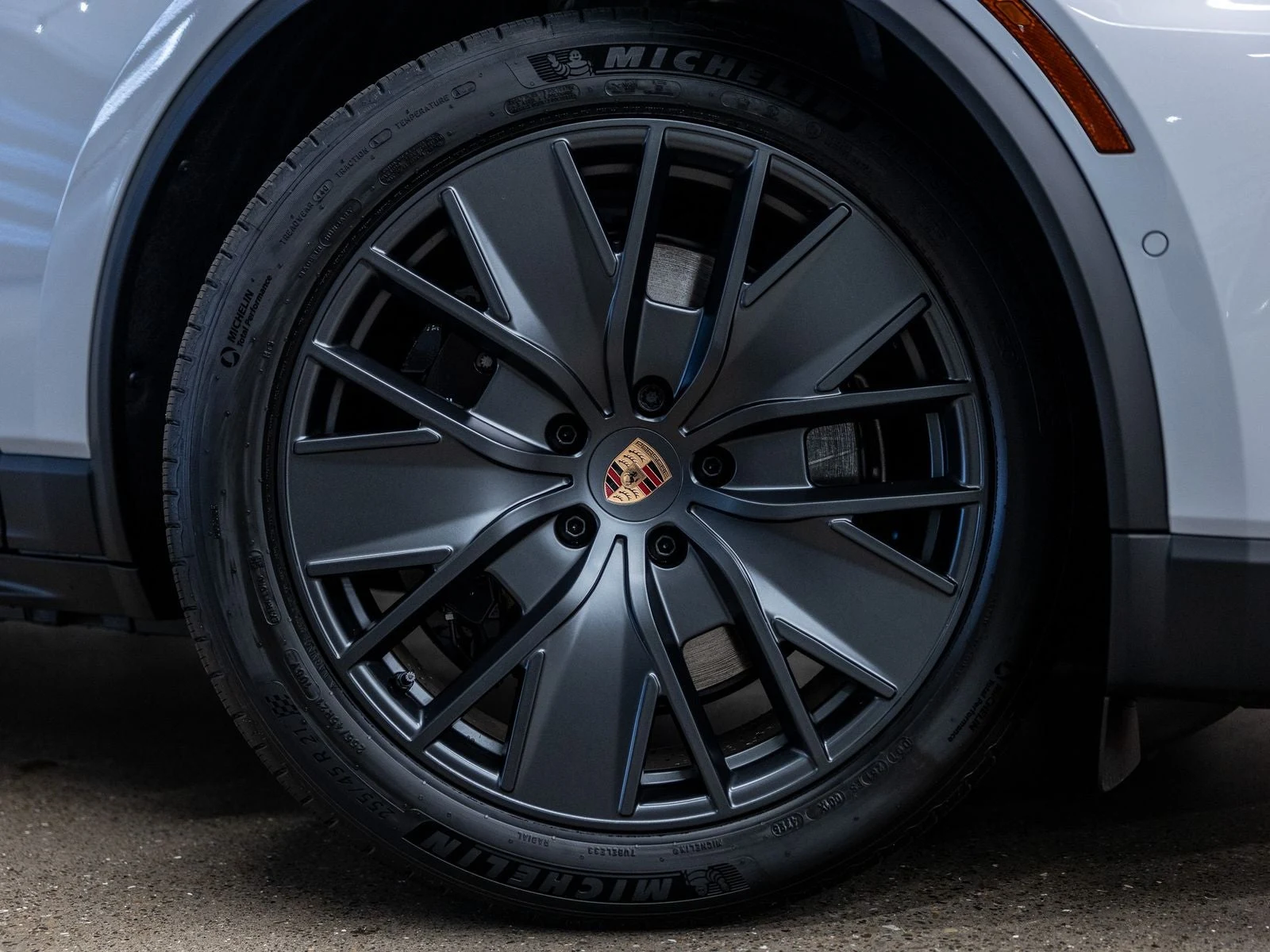 2026 Porsche Macan GTS Electric (XAB), 19/20