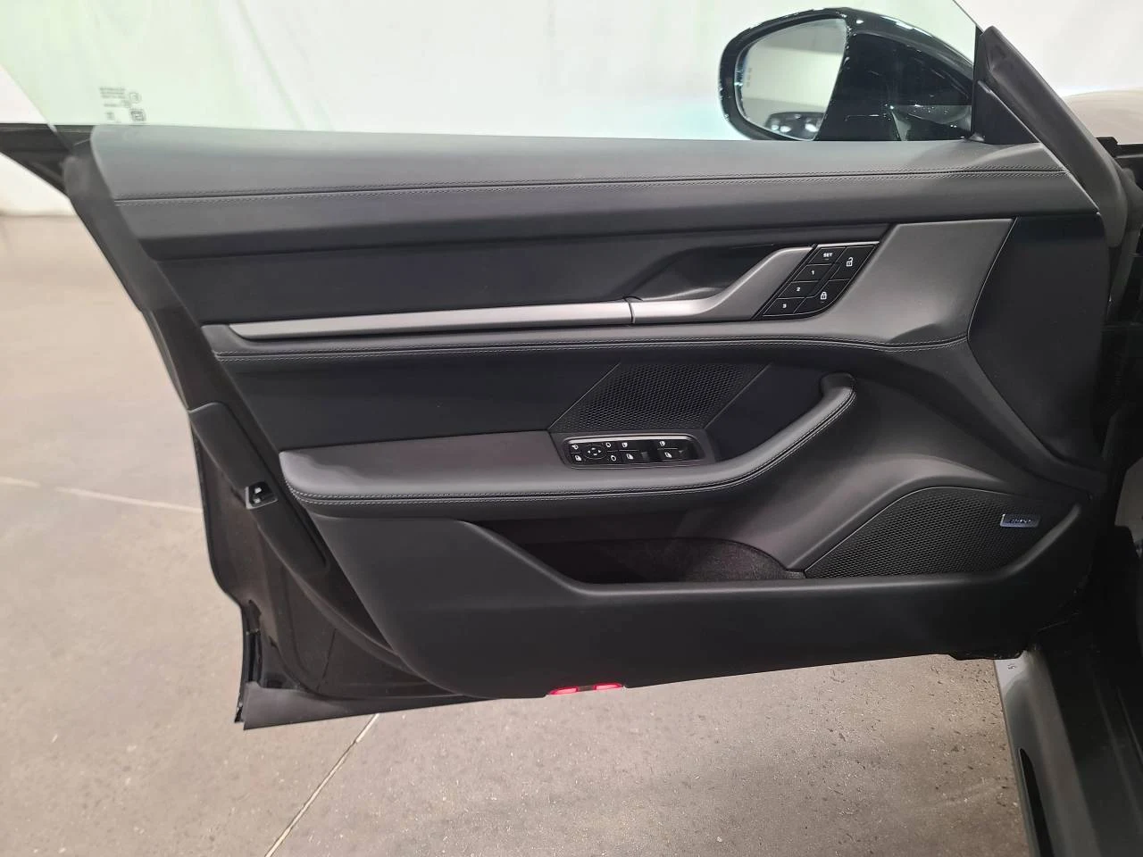 2026 Porsche Taycan 4 Black Edition (2025 Update), 19/20