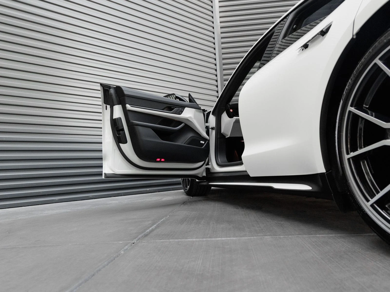 2026 Porsche Taycan Black Edition (2025 Update), 14/20