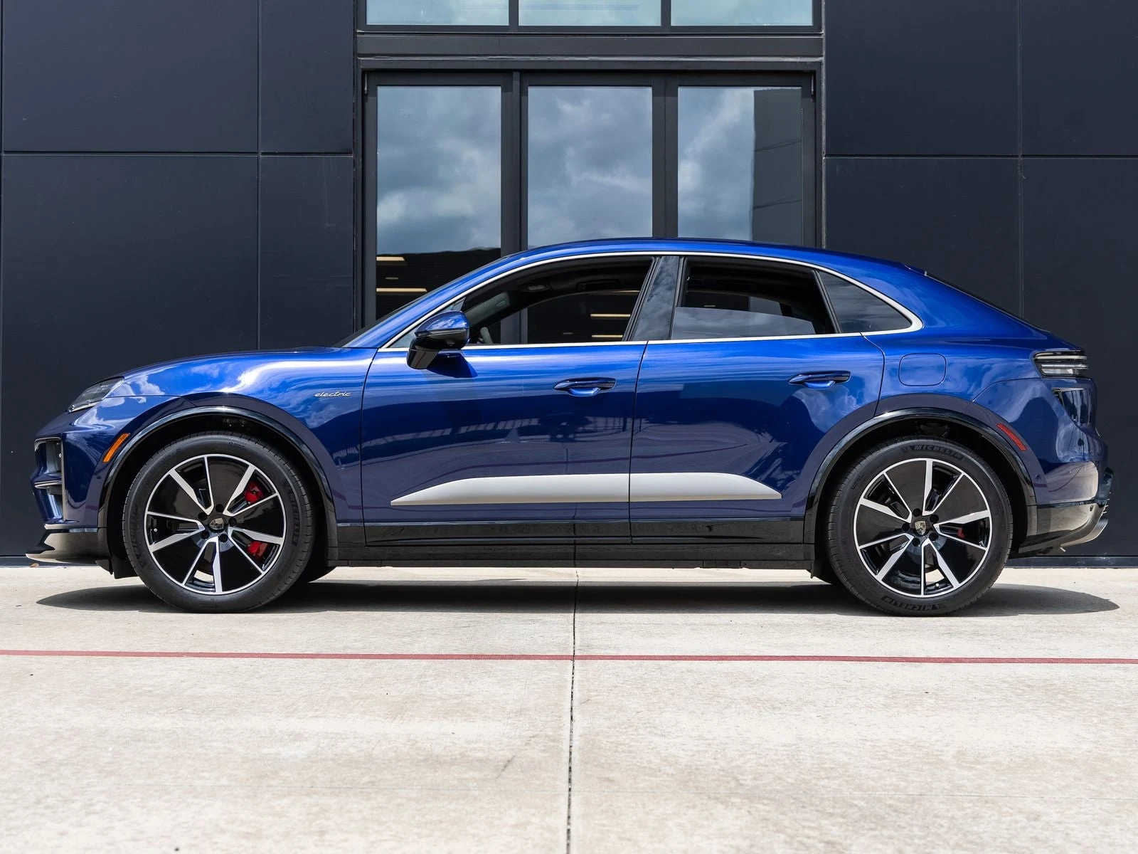 2025 Porsche Macan Turbo Electric (XAB), 2/20