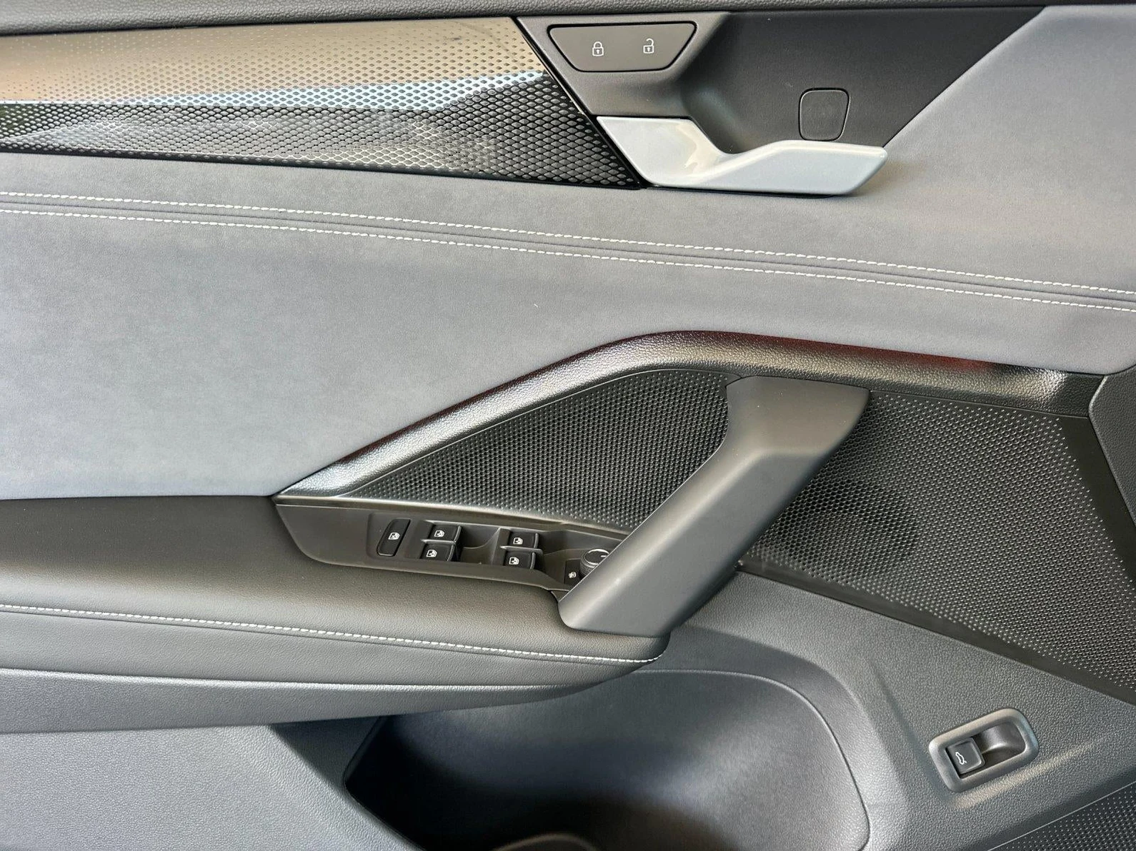2026 Volkswagen Tiguan SE R-Line Black (3rd Generation North America), 10/20