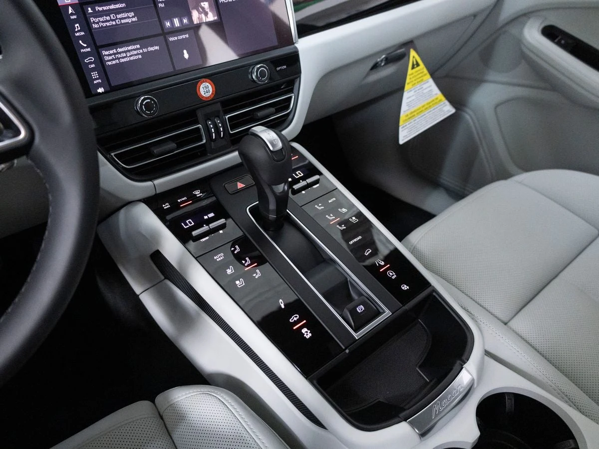 2026 Porsche Macan S (95B), 18/20