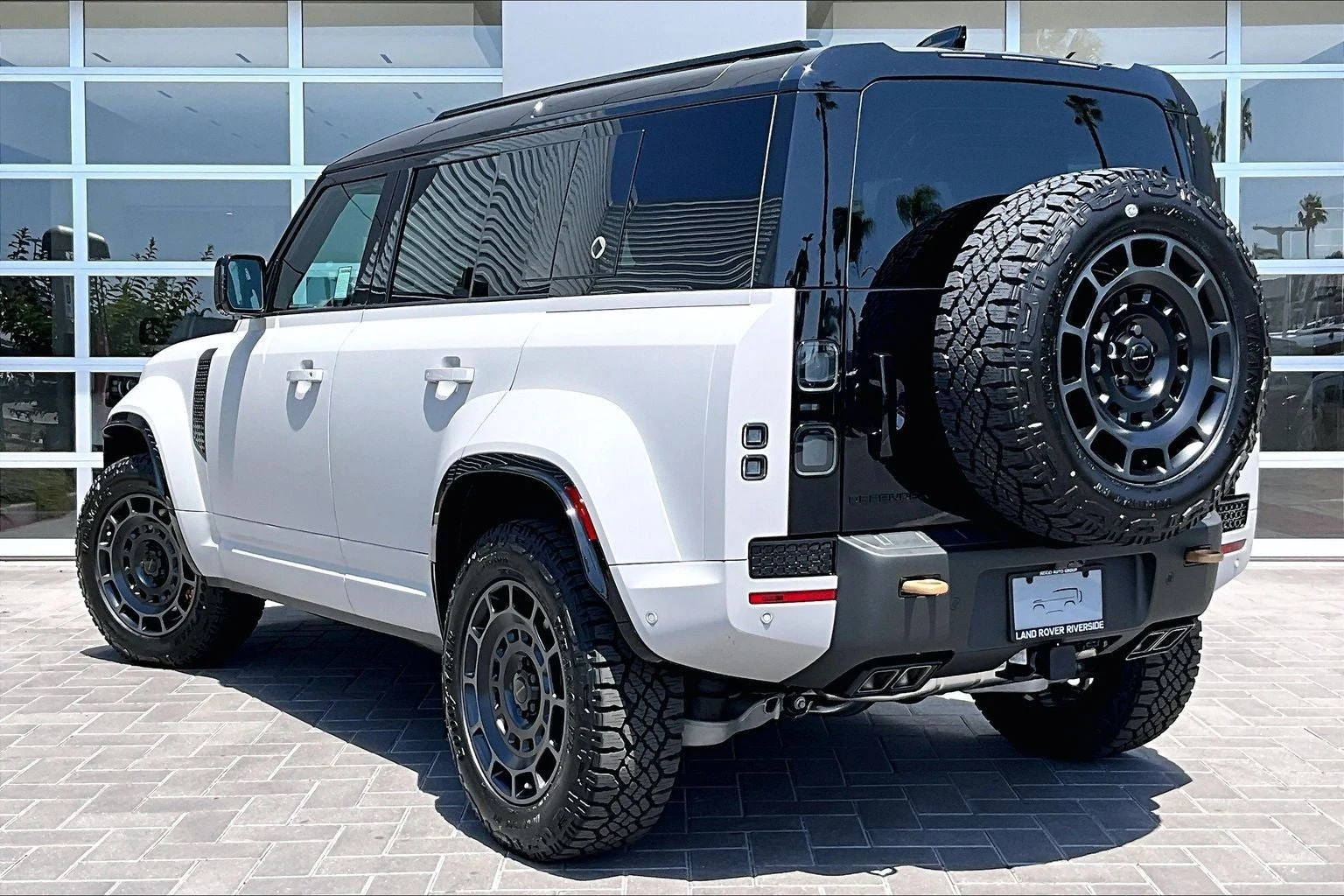 2026 Land Rover Defender OCTA (L663), 3/14