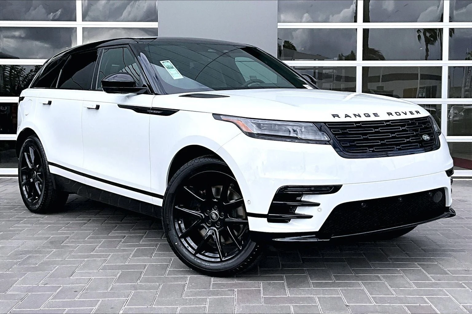 2026 Land Rover Range Rover Velar Dynamic SE (L560), 2/14
