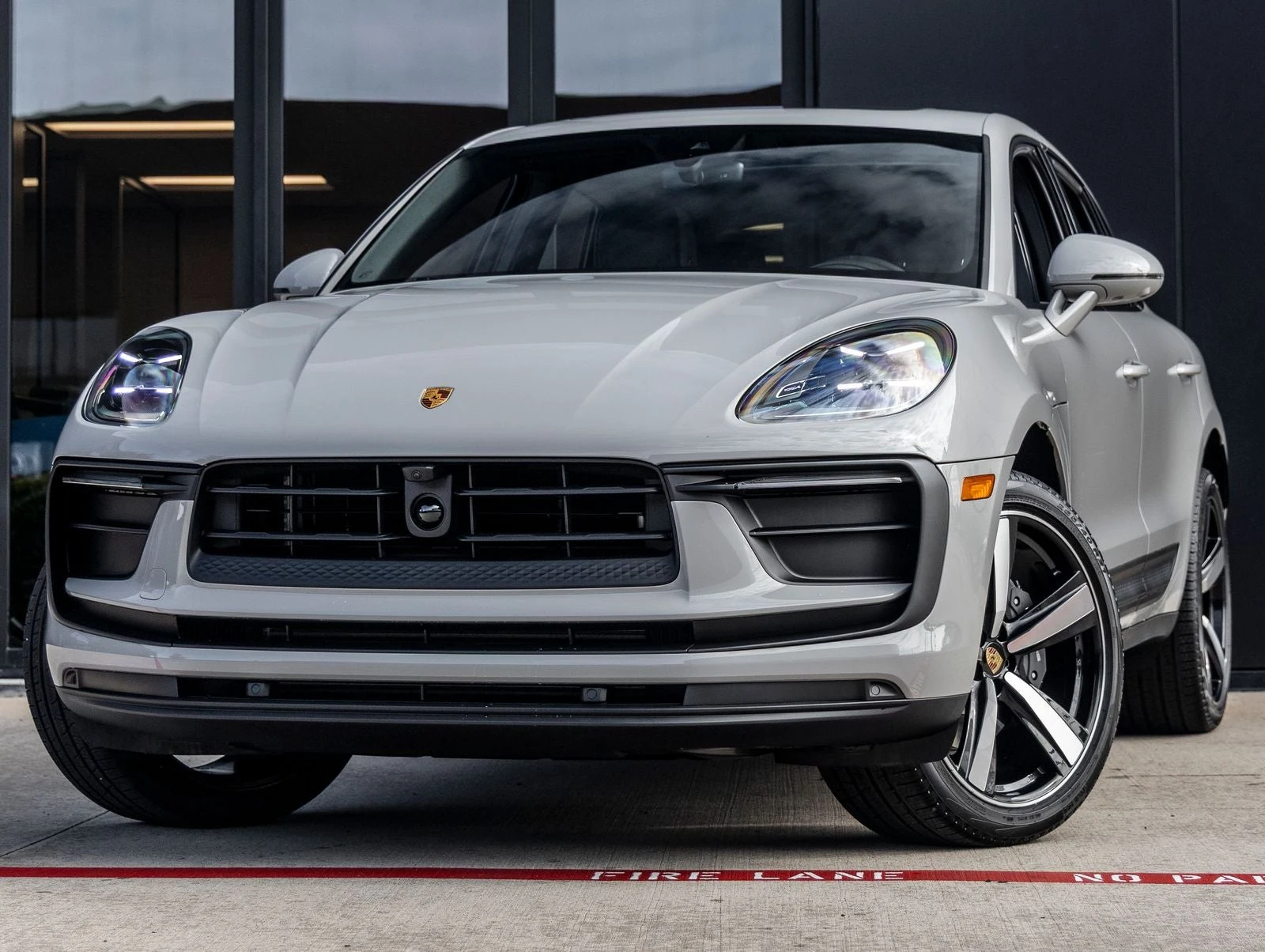 Porsche Macan (95B) · Chalk · Indigo Auto Group