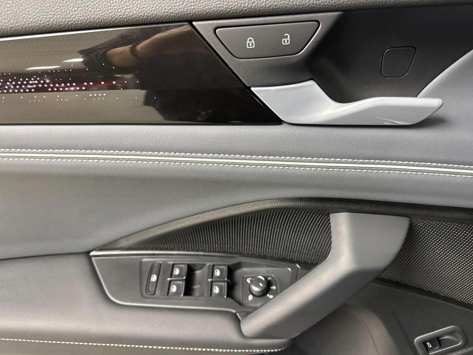 2026 Volkswagen Tiguan SEL R-Line Turbo (3rd Generation North America), 10/20