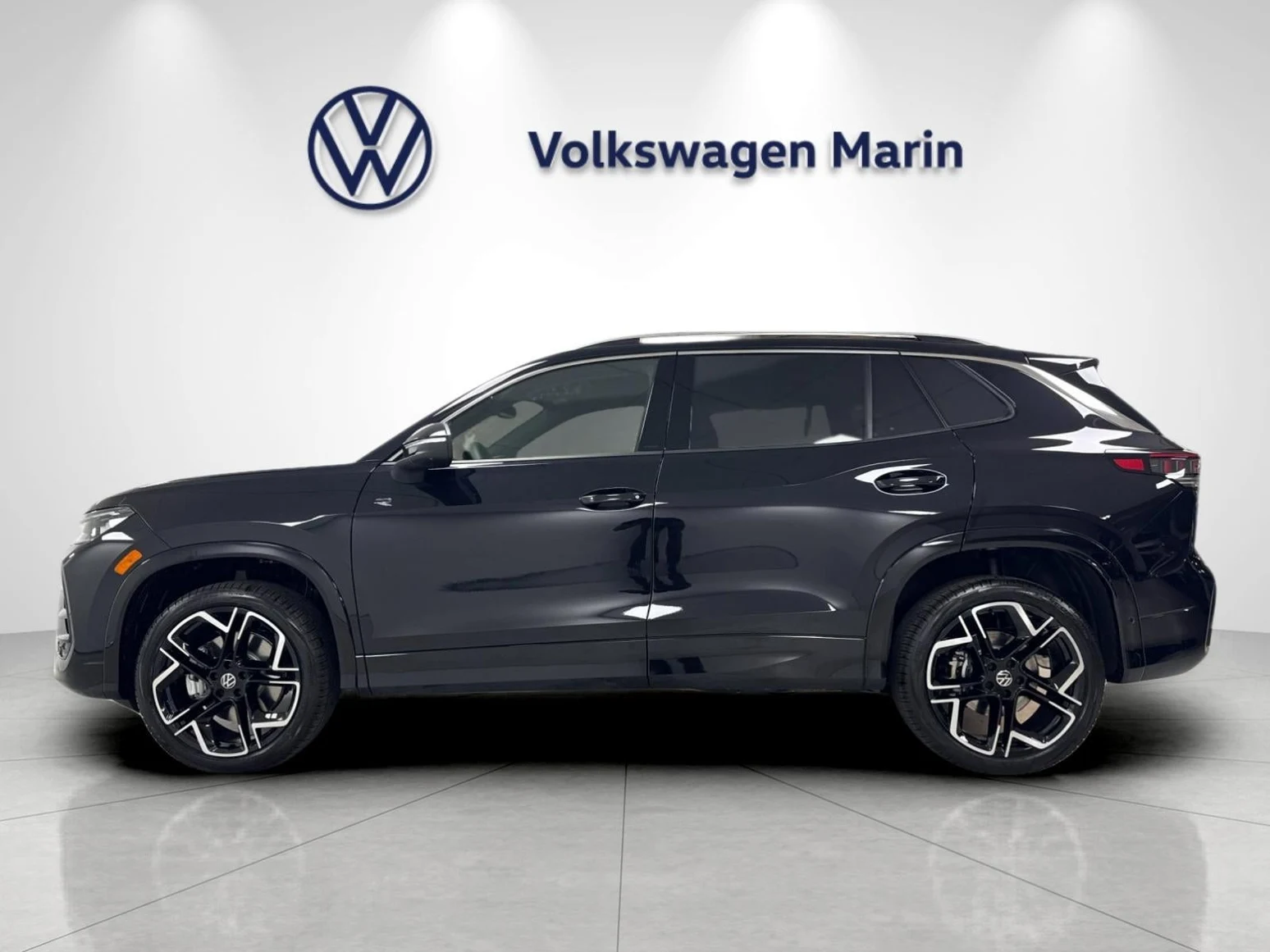 2026 Volkswagen Tiguan SEL R-Line Turbo (3rd Generation North America), 2/20