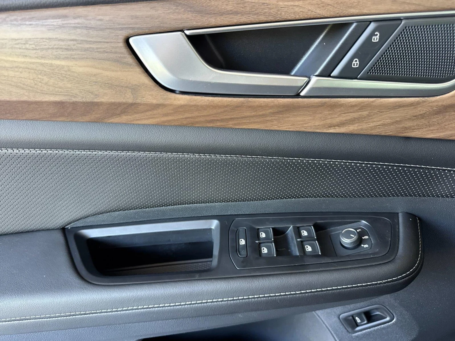 2026 Volkswagen Atlas 2.0T SE with Technology (2024 Update), 10/20