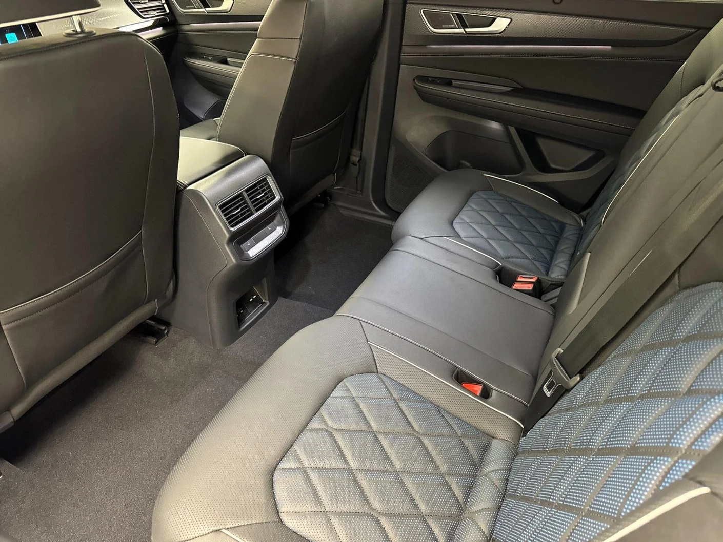 2026 Volkswagen Atlas Cross Sport 2.0T SEL Premium R-Line (2024 Update), 11/20