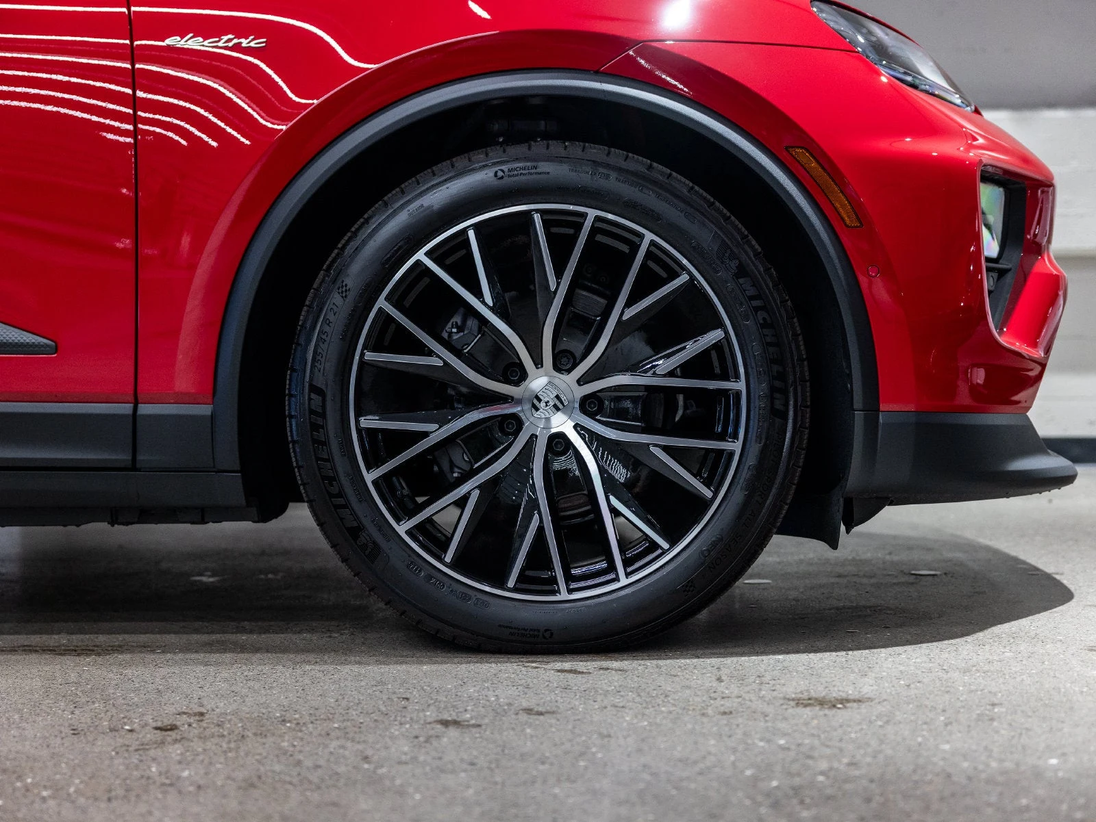 2026 Porsche Macan 4 Electric (XAB), 19/20