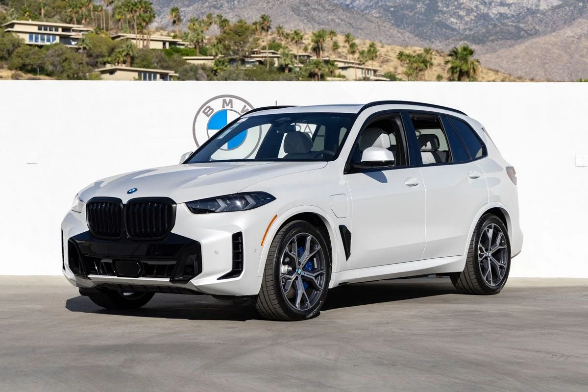 BMW X5 xDrive50e (G05) · Mineral White Metallic · Indigo Auto Group