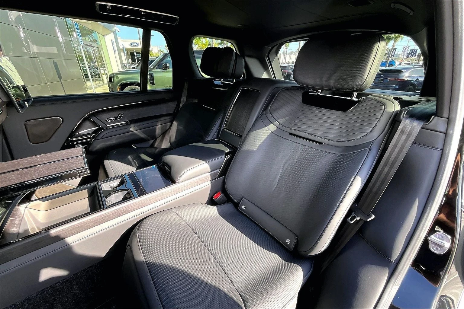 2026 Land Rover Range Rover SV Black Edition LWB (L460), 10/15