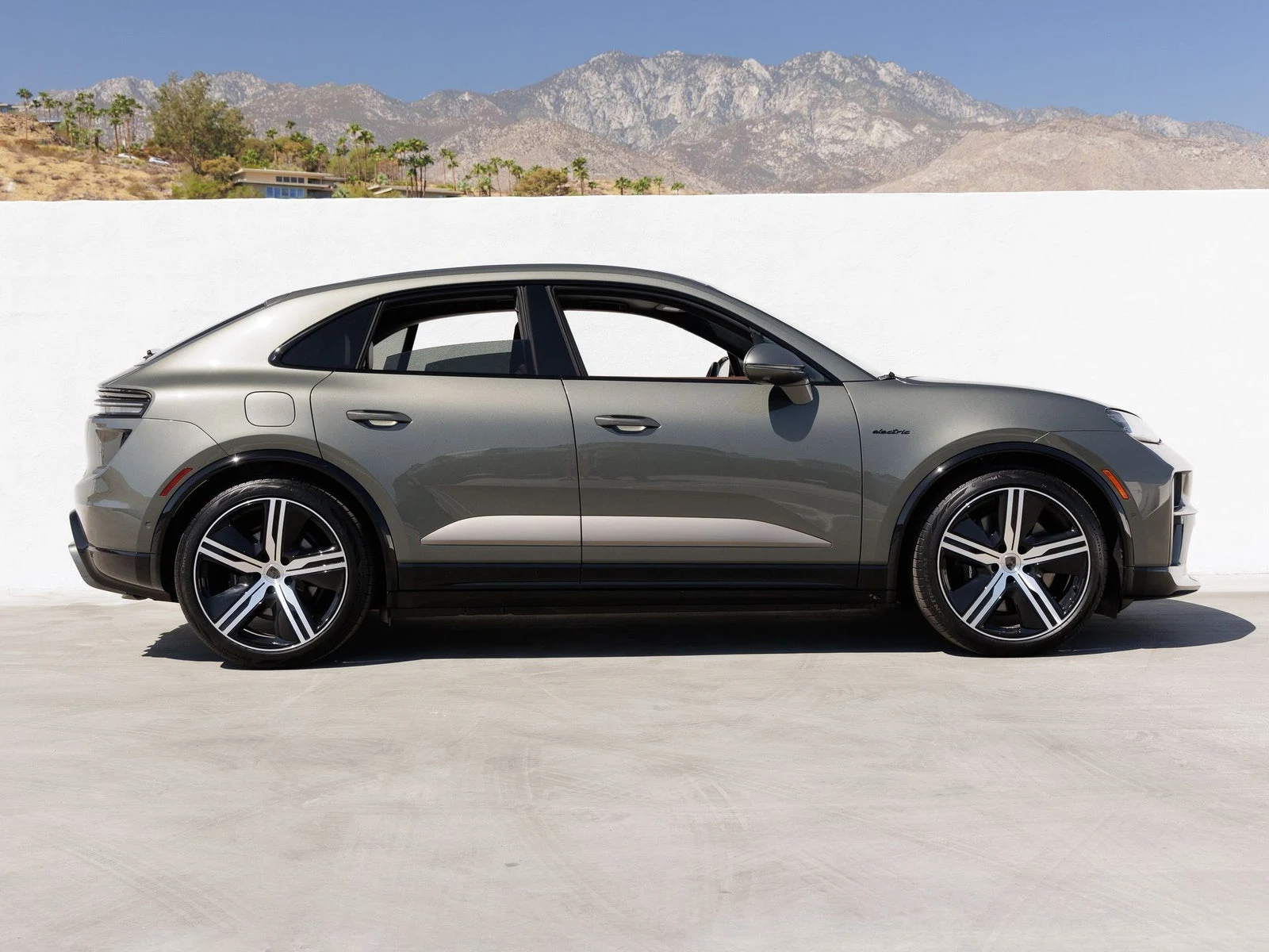 2026 Porsche Macan Turbo Electric (XAB), 8/20