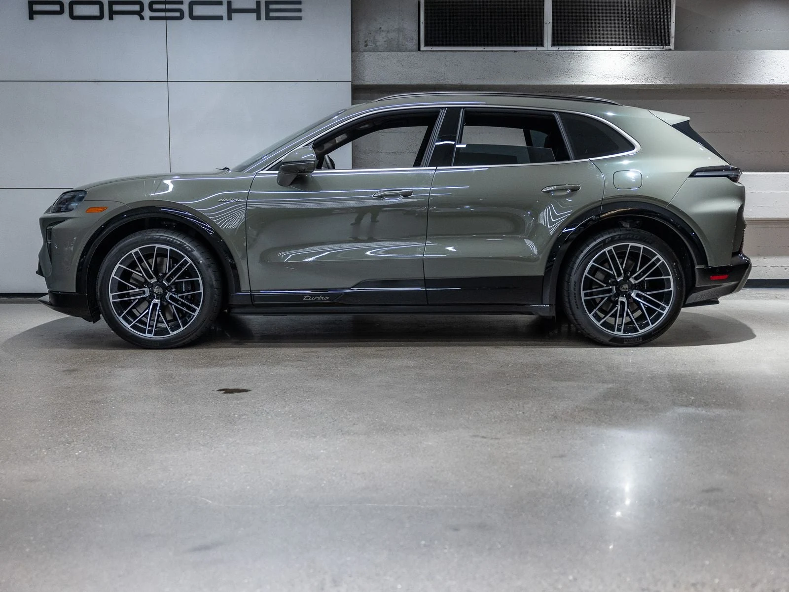 2026 Porsche Cayenne Turbo Electric (E4), 2/20