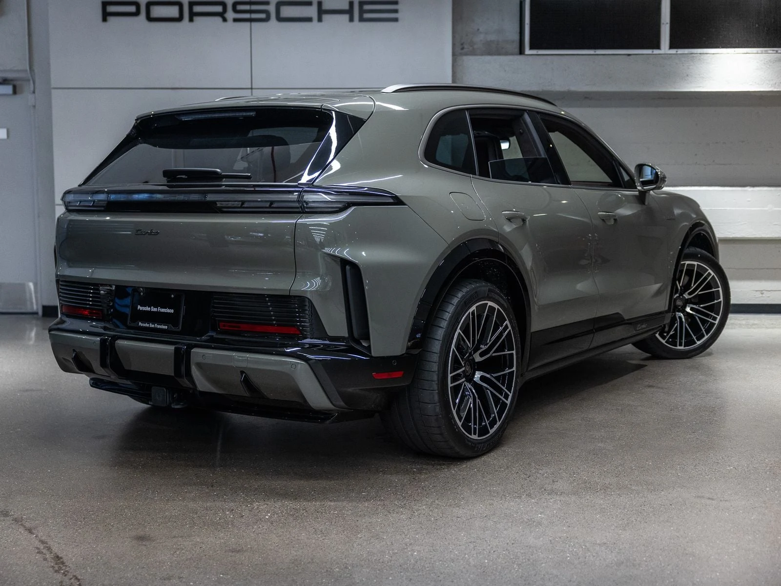 2026 Porsche Cayenne Turbo Electric (E4), 8/20