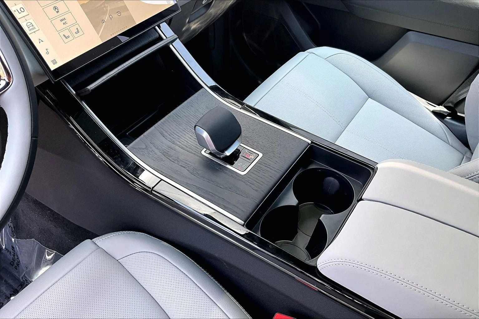 2026 Land Rover Range Rover Velar Dynamic SE (L560), 8/14