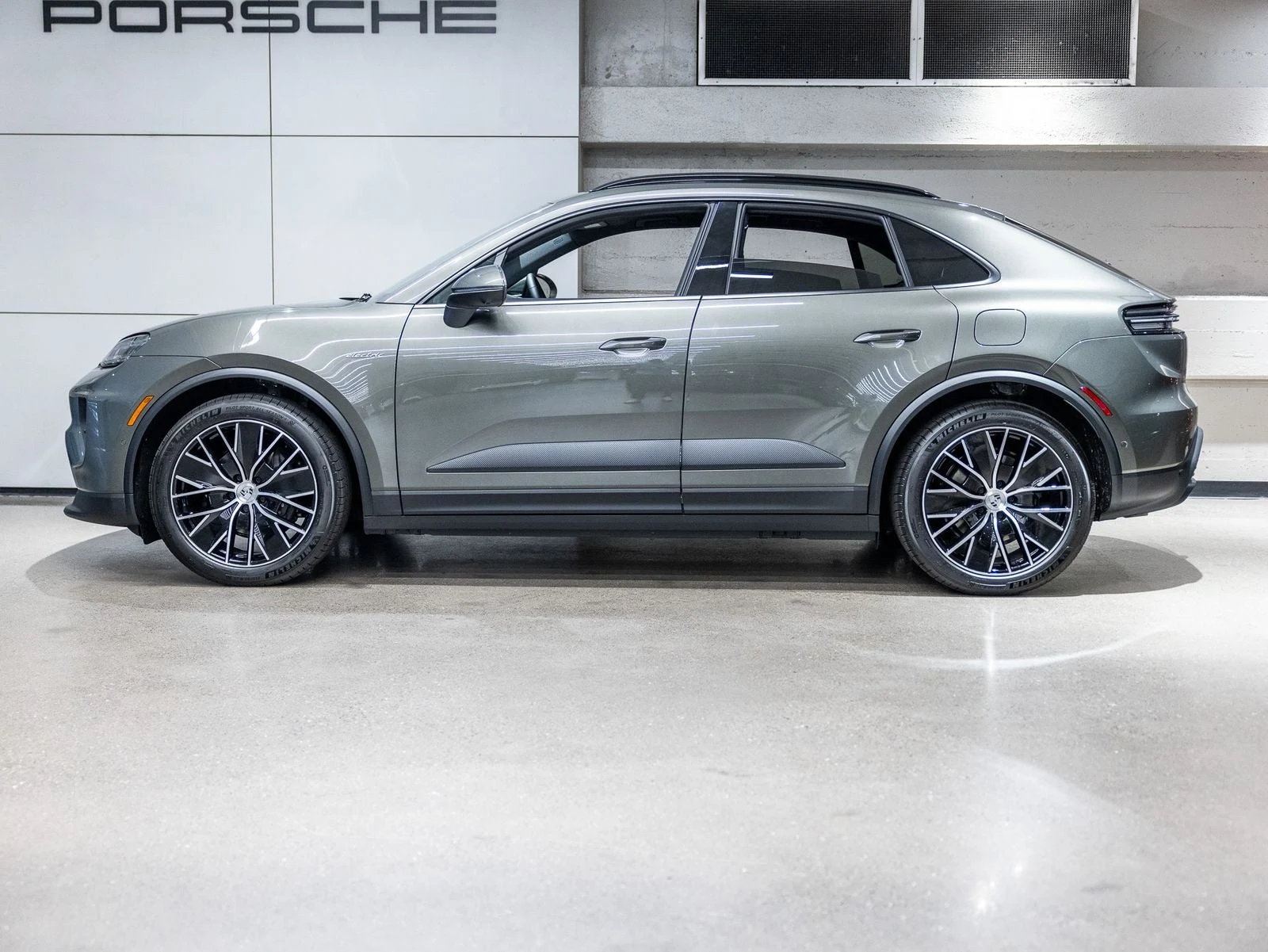 2026 Porsche Macan 4 Electric (XAB), 2/20
