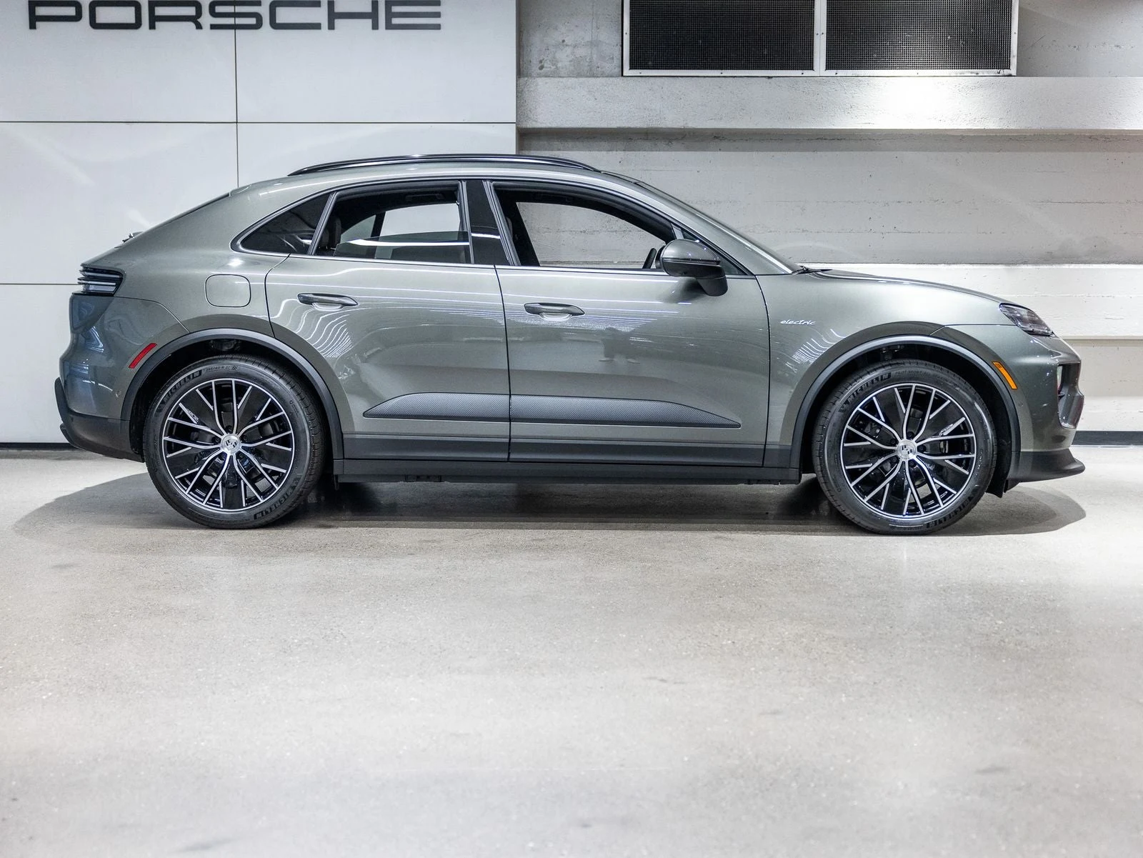 2026 Porsche Macan 4 Electric (XAB), 17/20