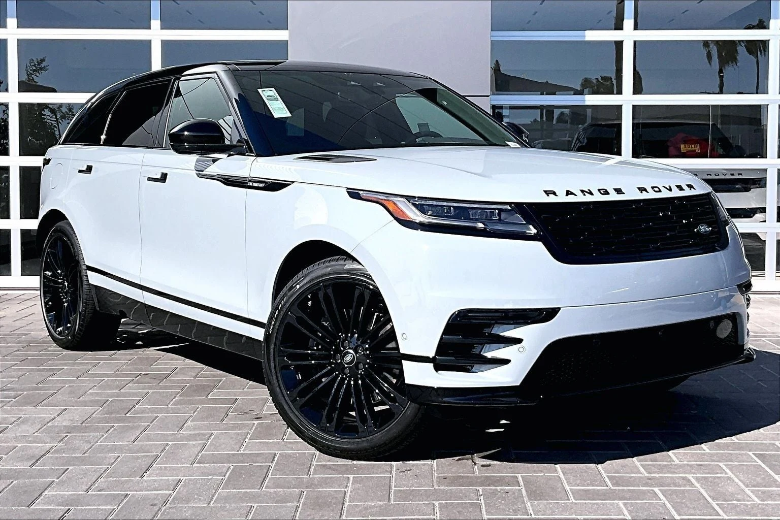 2026 Land Rover Range Rover Velar Dynamic SE (L560), 2/14