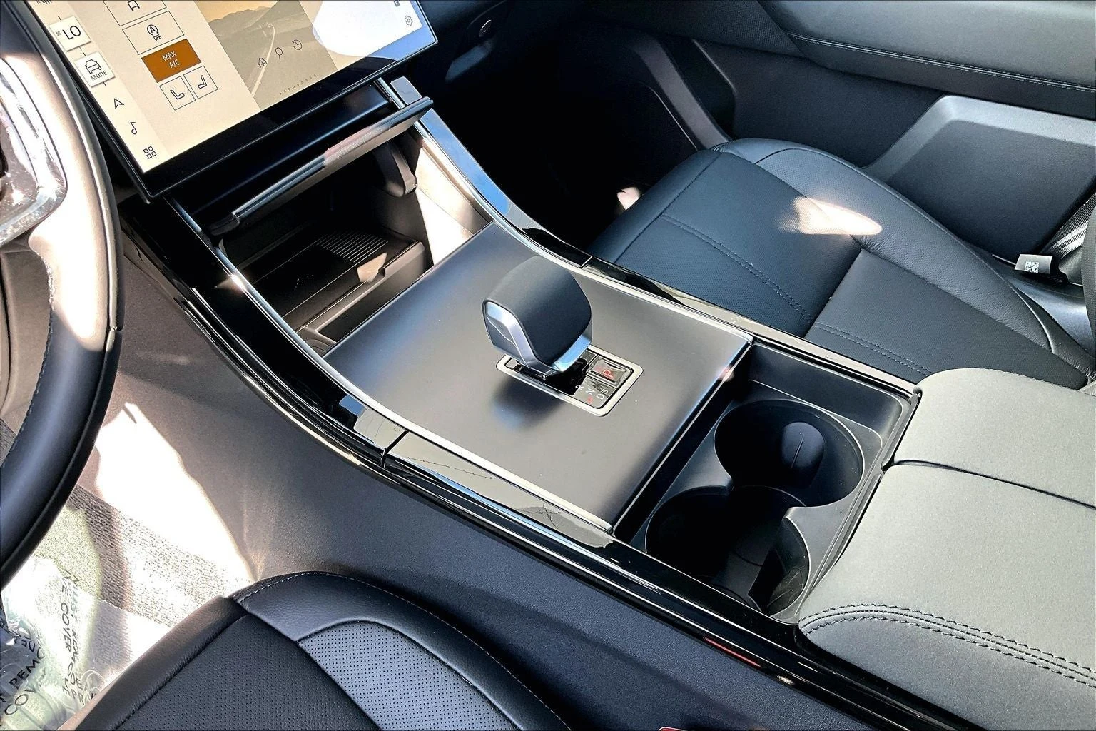 2026 Land Rover Range Rover Velar Dynamic SE (L560), 8/14