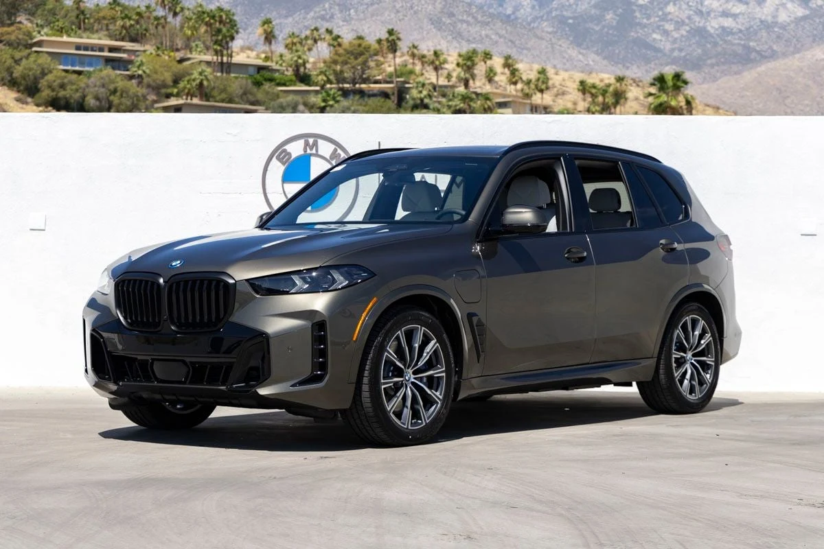 BMW X5 xDrive50e (G05) · Manhattan Green Metallic · Indigo Auto Group