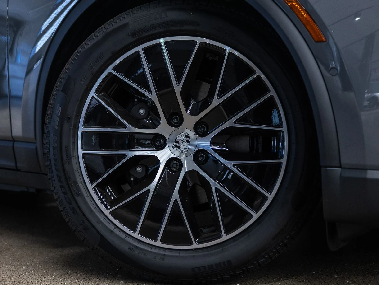 2026 Porsche Macan 4 Electric (XAB), 19/20