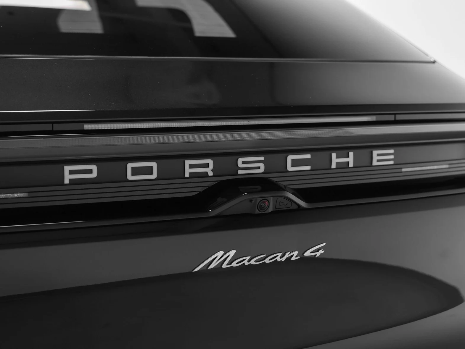 2026 Porsche Macan 4 Electric (XAB), 19/20