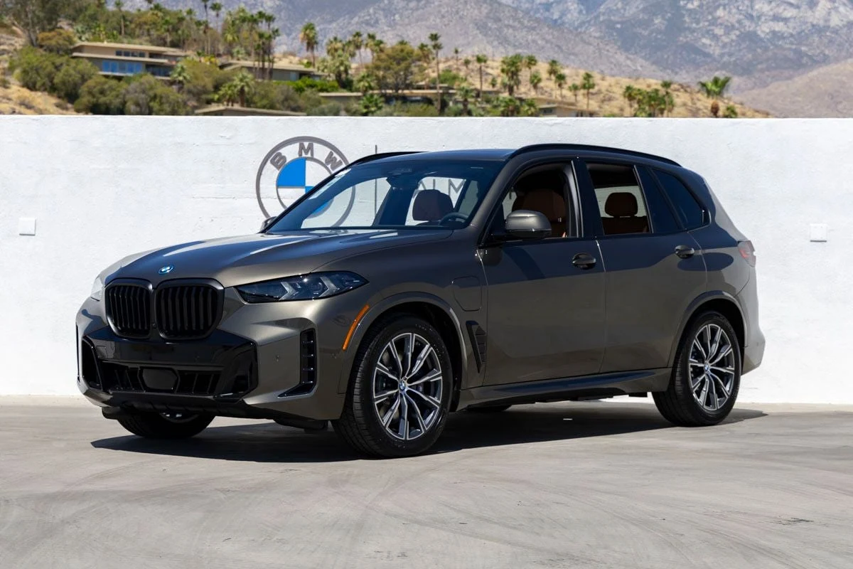 BMW X5 xDrive50e (G05) · Manhattan Green Metallic · Indigo Auto Group