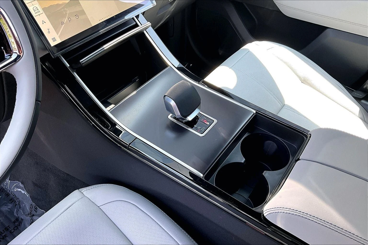 2026 Land Rover Range Rover Velar P250 Belgravia Edition (L560), 8/14
