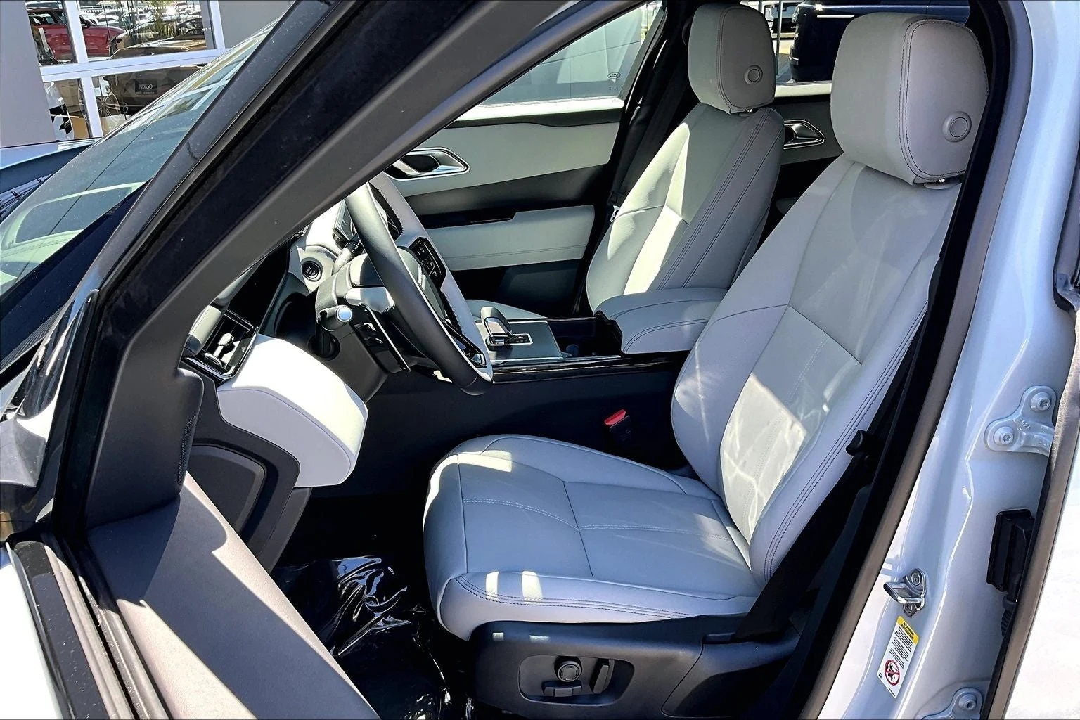 2026 Land Rover Range Rover Velar P250 Belgravia Edition (L560), 9/14
