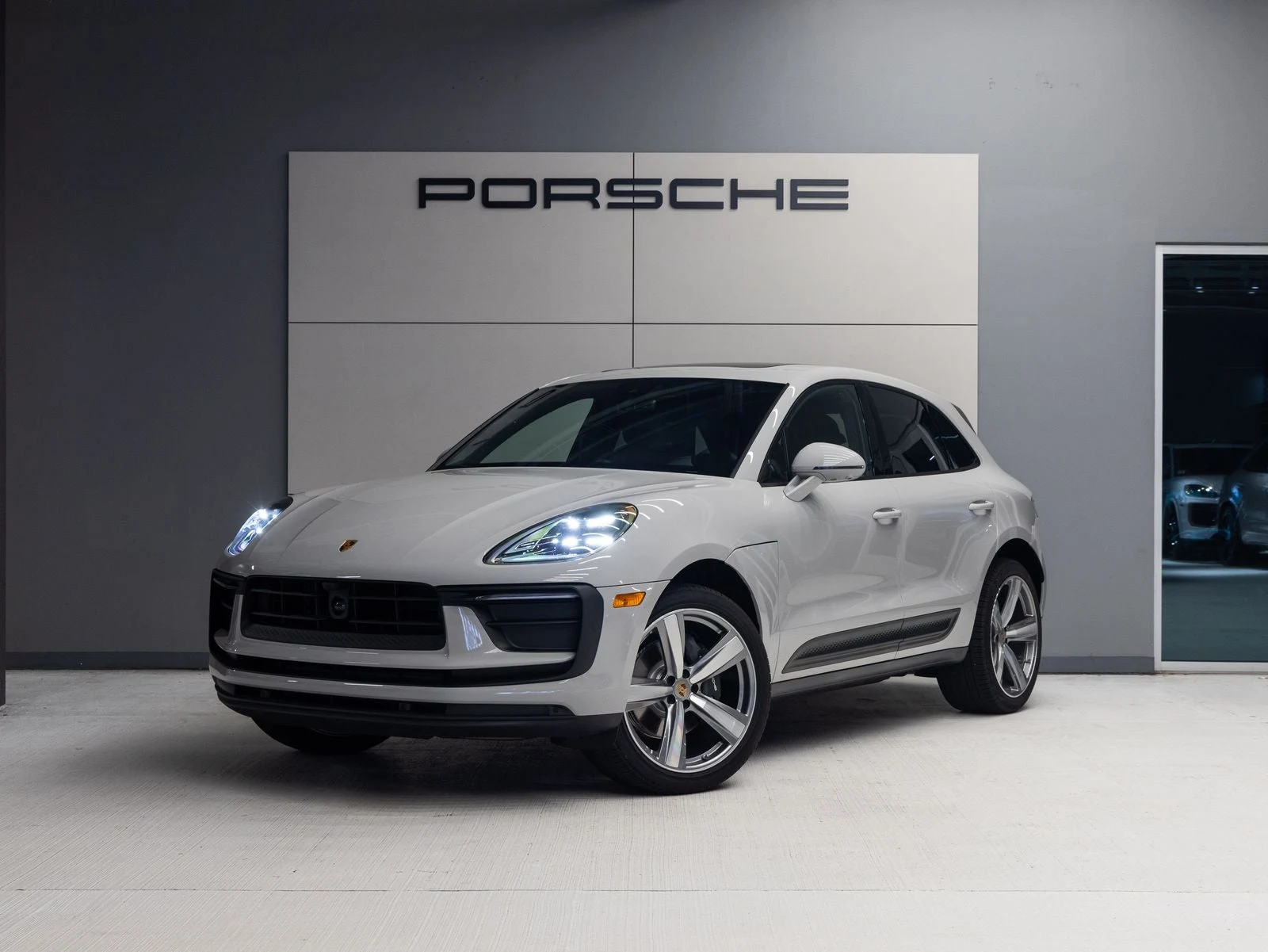 Porsche Macan (95B) · Chalk · Indigo Auto Group