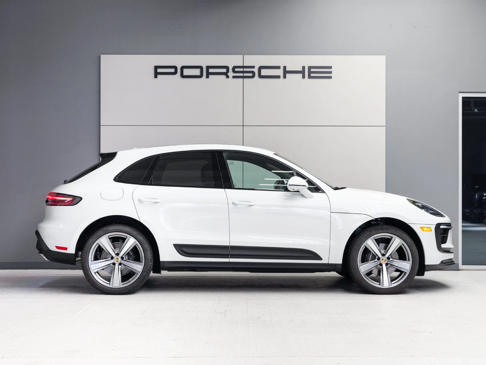 2026 Porsche Macan (95B), 8/20