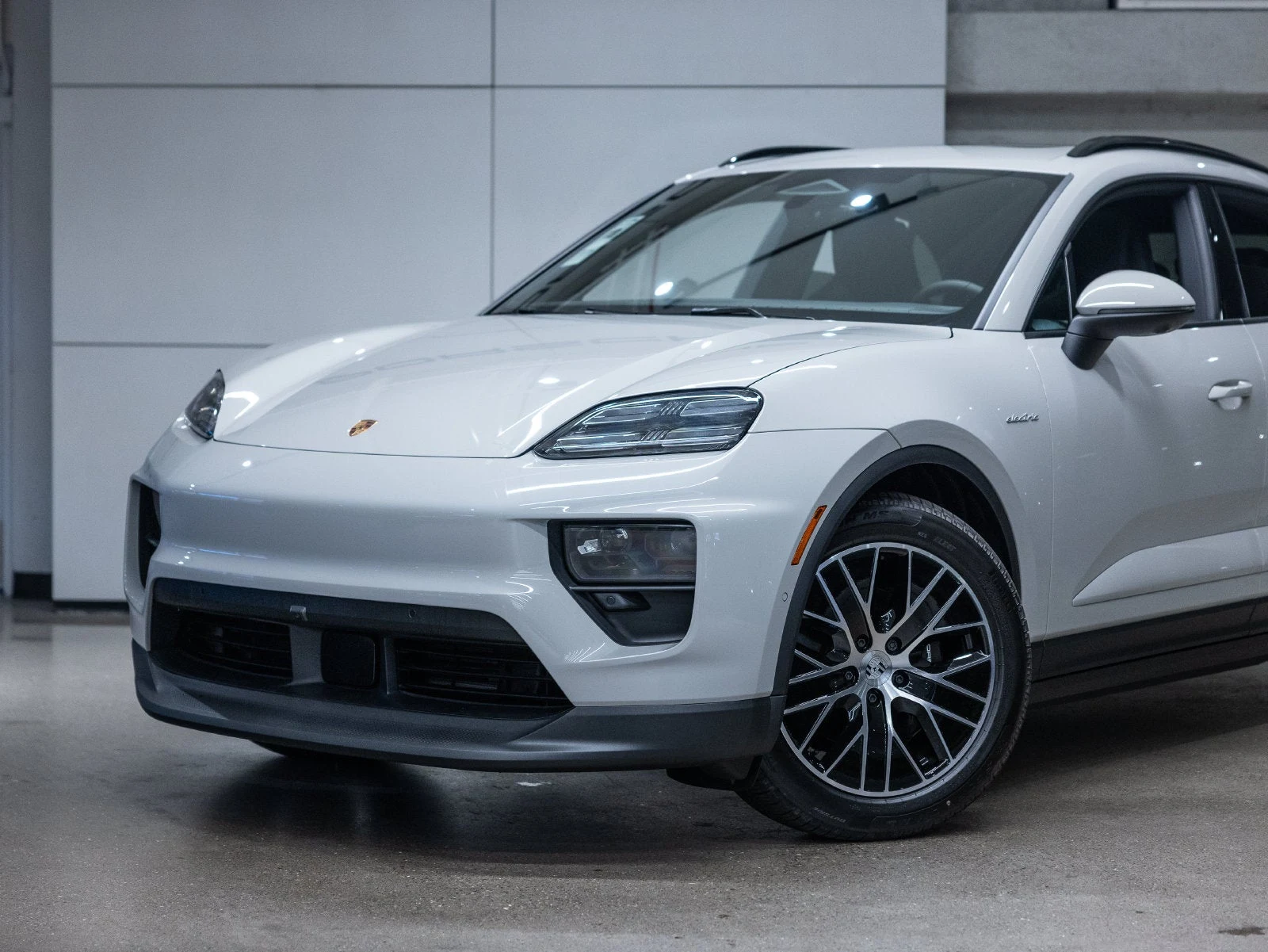 2026 Porsche Macan Electric (XAB), 18/20