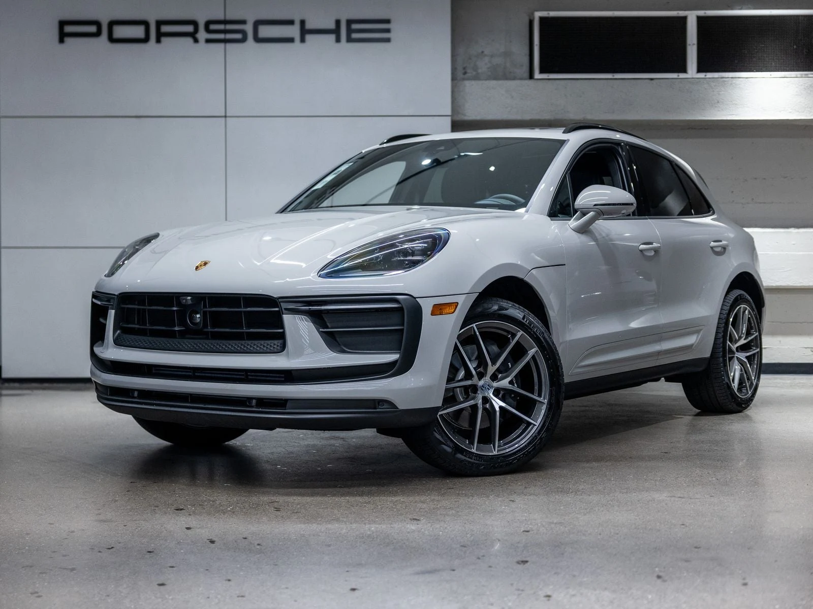 Porsche Macan (95B) · Chalk · Indigo Auto Group