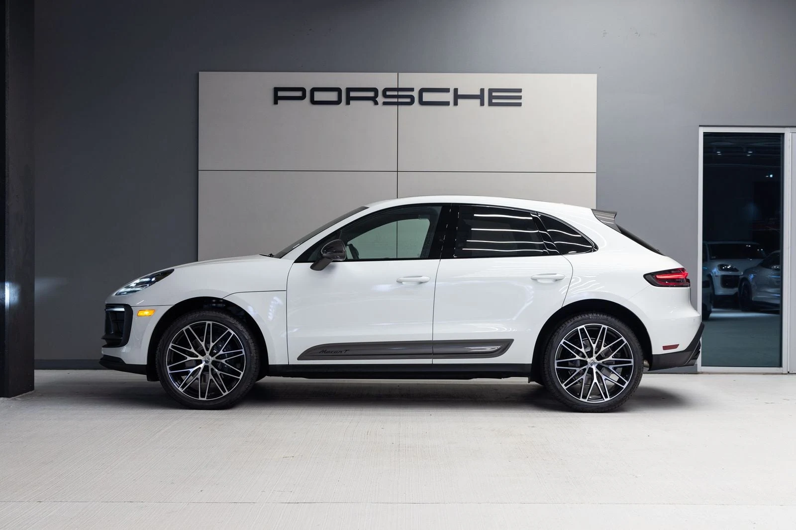2026 Porsche Macan T (95B), 2/20