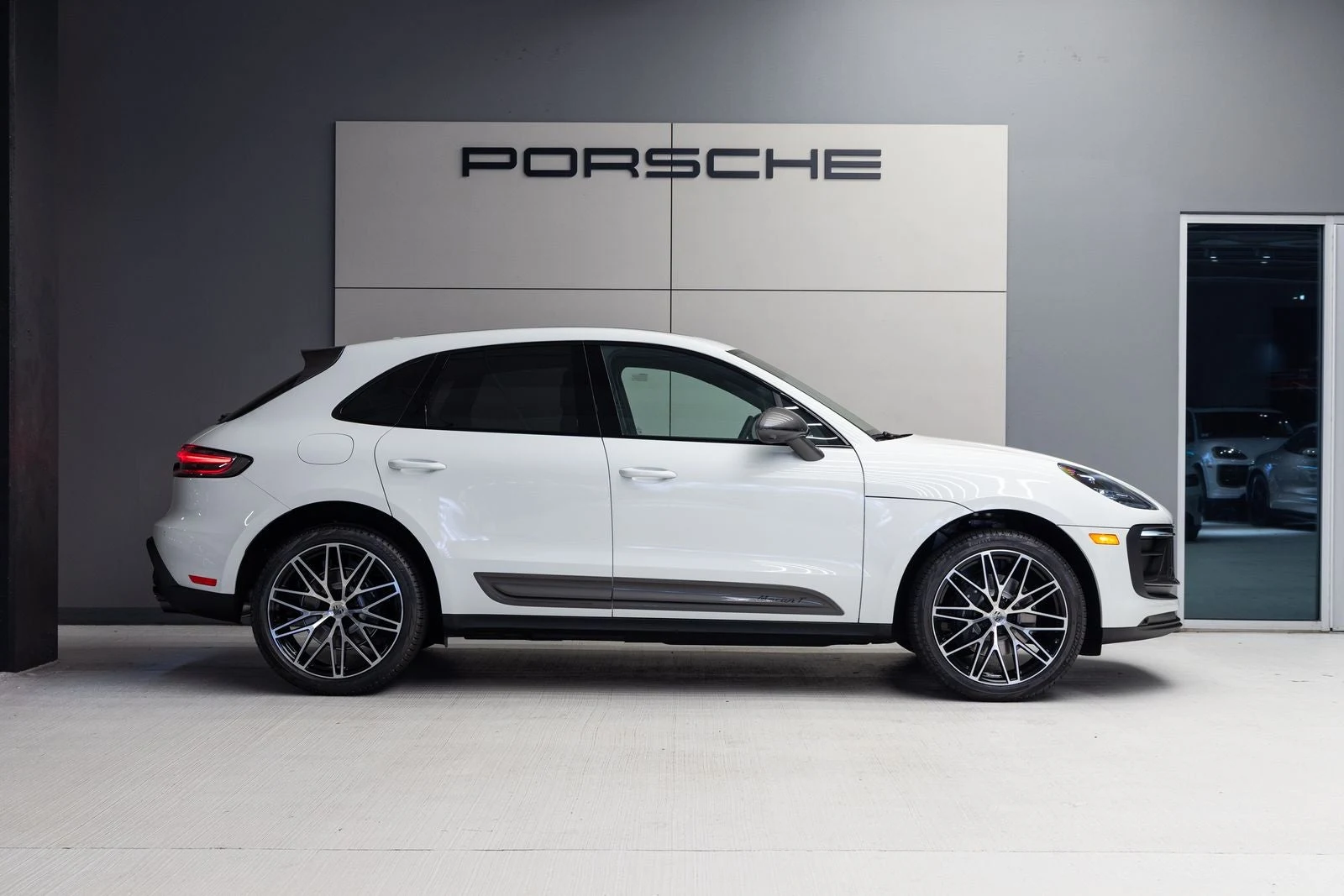 2026 Porsche Macan T (95B), 8/20